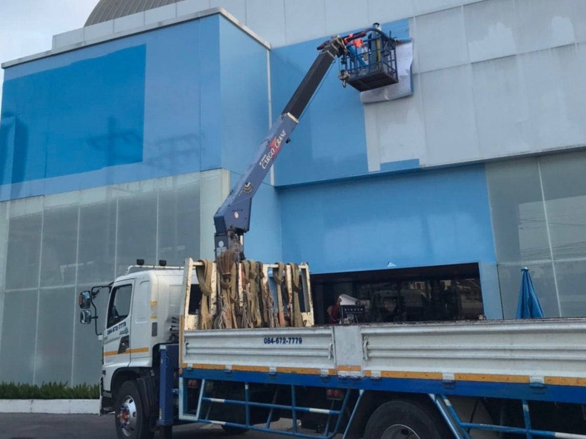 ติดตั้งป้าย รถเครน รถเฮี๊ยบ งานติดตั้งมืออาชีพ แข็งแรง ปลอดภัย เหมาะสำหรับป้ายอาคารและโครงการใหญ่