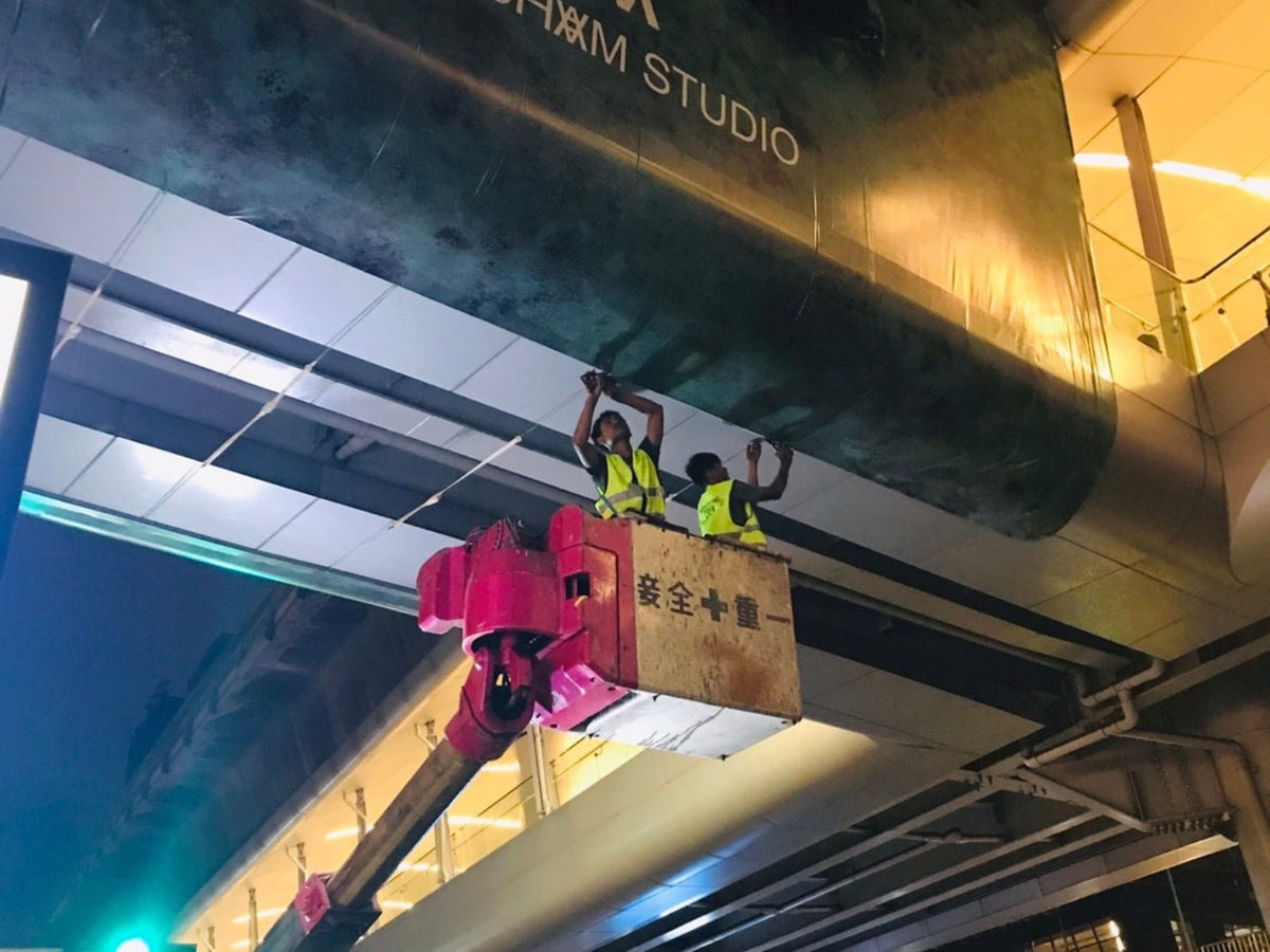 ติดตั้งป้าย รถเครน รถเฮี๊ยบ งานติดตั้งมืออาชีพ แข็งแรง ปลอดภัย เหมาะสำหรับป้ายอาคารและโครงการใหญ่