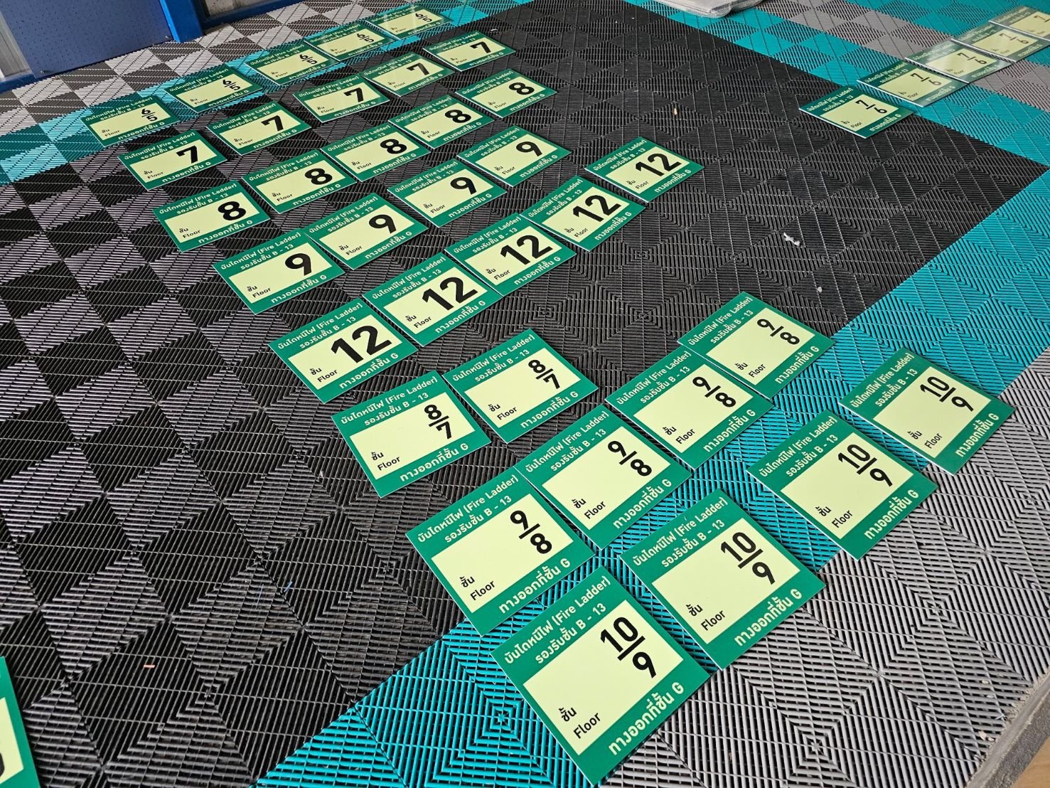 ป้ายเรืองแสง  Photoluminescent glow-in-the-dark sign ถ่ายในที่สว่าง