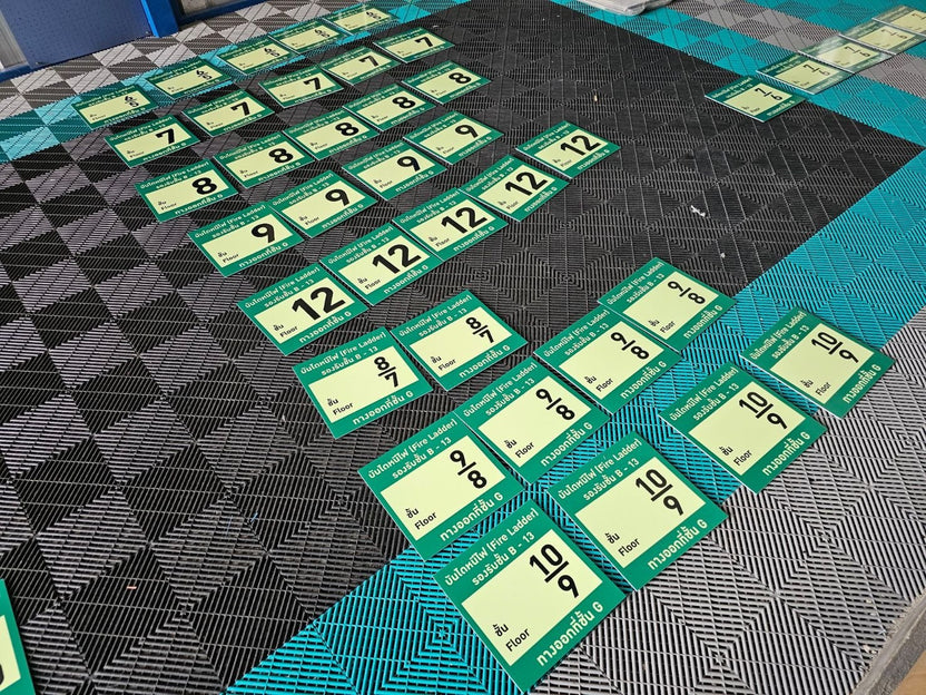 ป้ายเรืองแสง  Photoluminescent glow-in-the-dark sign ถ่ายในที่สว่าง