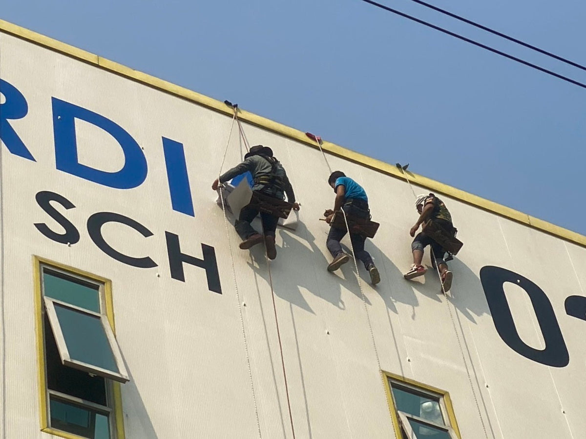 ติดตั้งป้ายโรยตัว ทีมช่างมืออาชีพ ปลอดภัย เหมาะสำหรับอาคารสูงและงานติดตั้งป้ายกลางแจ้ง