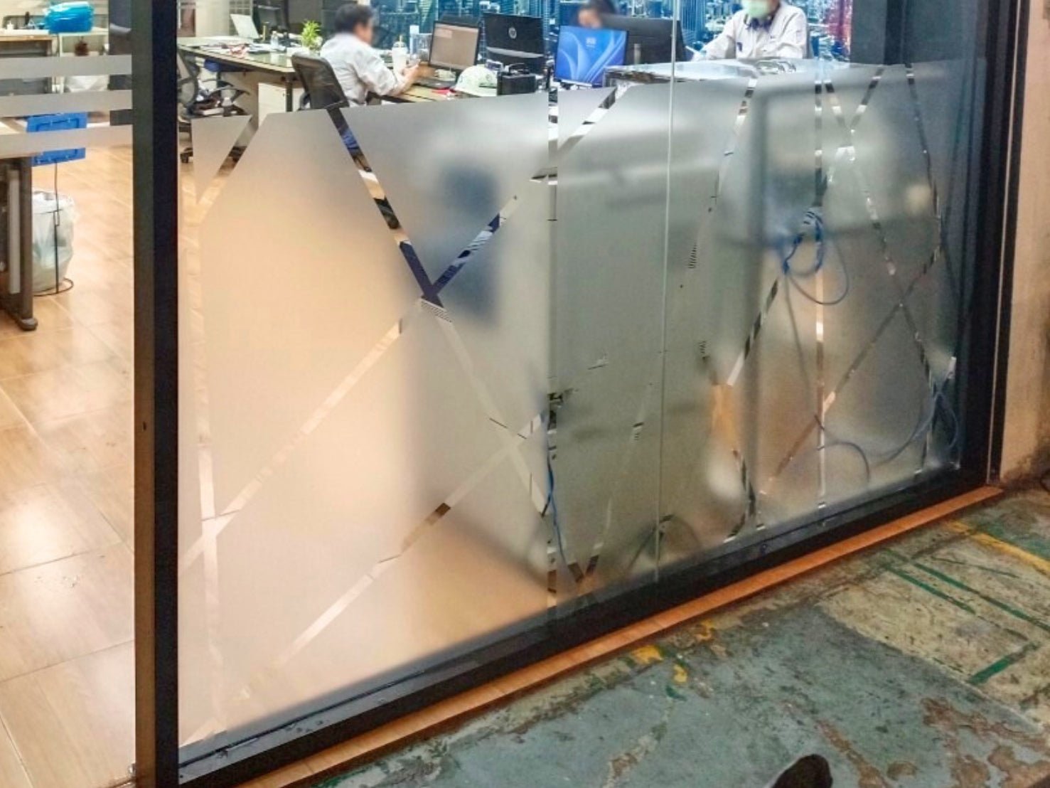 สติ๊กเกอร์ฝ้าฟู่ซุ่น กันแสง ลวดลายสวยงาม เหมาะสำหรับออฟฟิศ ร้านอาหาร และงานตกแต่งกระจก