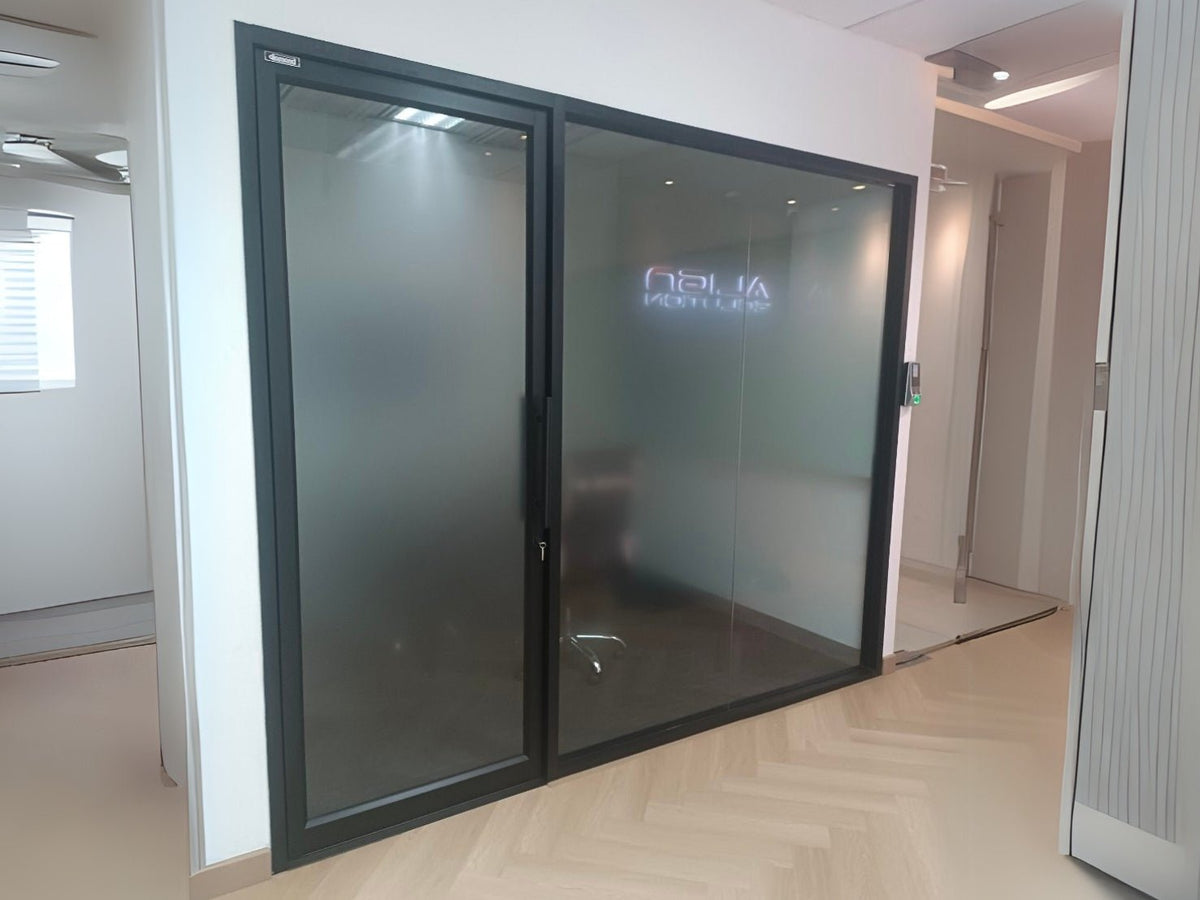 สติ๊กเกอร์ใสติดกระจก โปร่งใส พิมพ์คมชัด เหมาะสำหรับโชว์รูม ร้านค้า และงานตกแต่งอาคาร