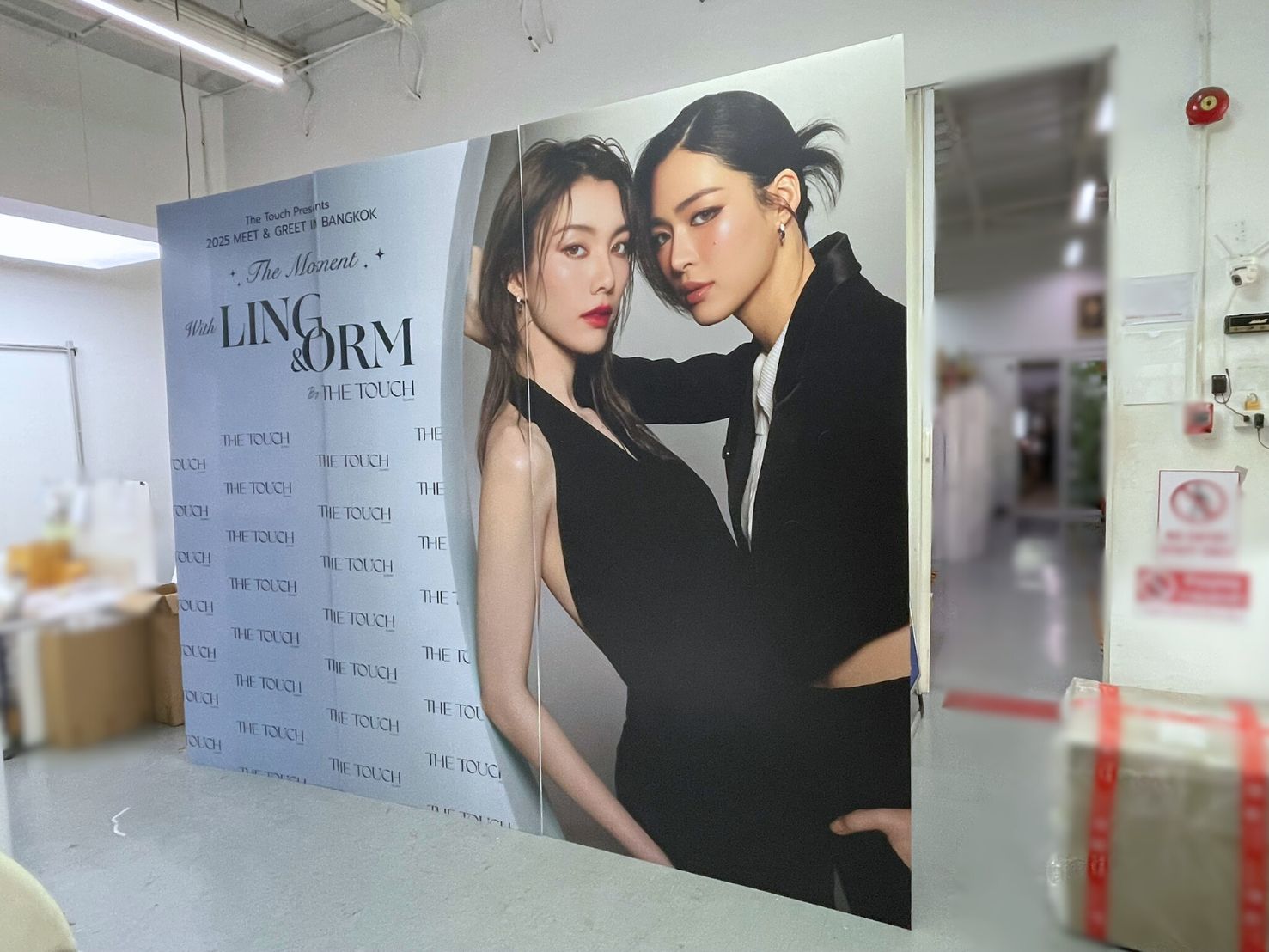 ฉากฟิวเจอร์บอร์ด “The Moment”  หลิงหลิง และ ออม — การออกแบบพิมพ์คุณภาพ เหมาะสำหรับกิจกรรมโปรโมชันและการถ่ายภาพ