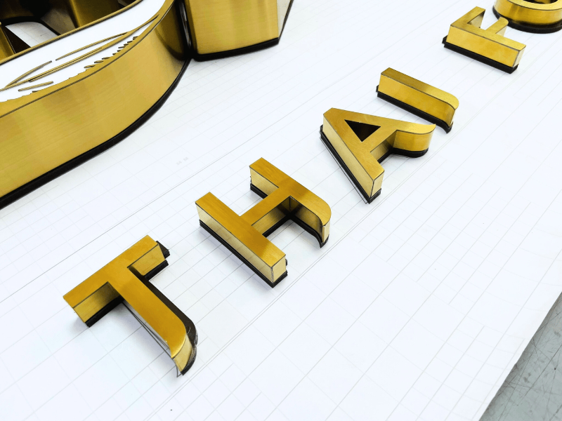 อักษรสแตนเลสทองแฮร์ไลน์ หรูหรา ทนทาน เหมาะสำหรับป้ายบริษัท ร้านค้า และงานตกแต่งอาคาร