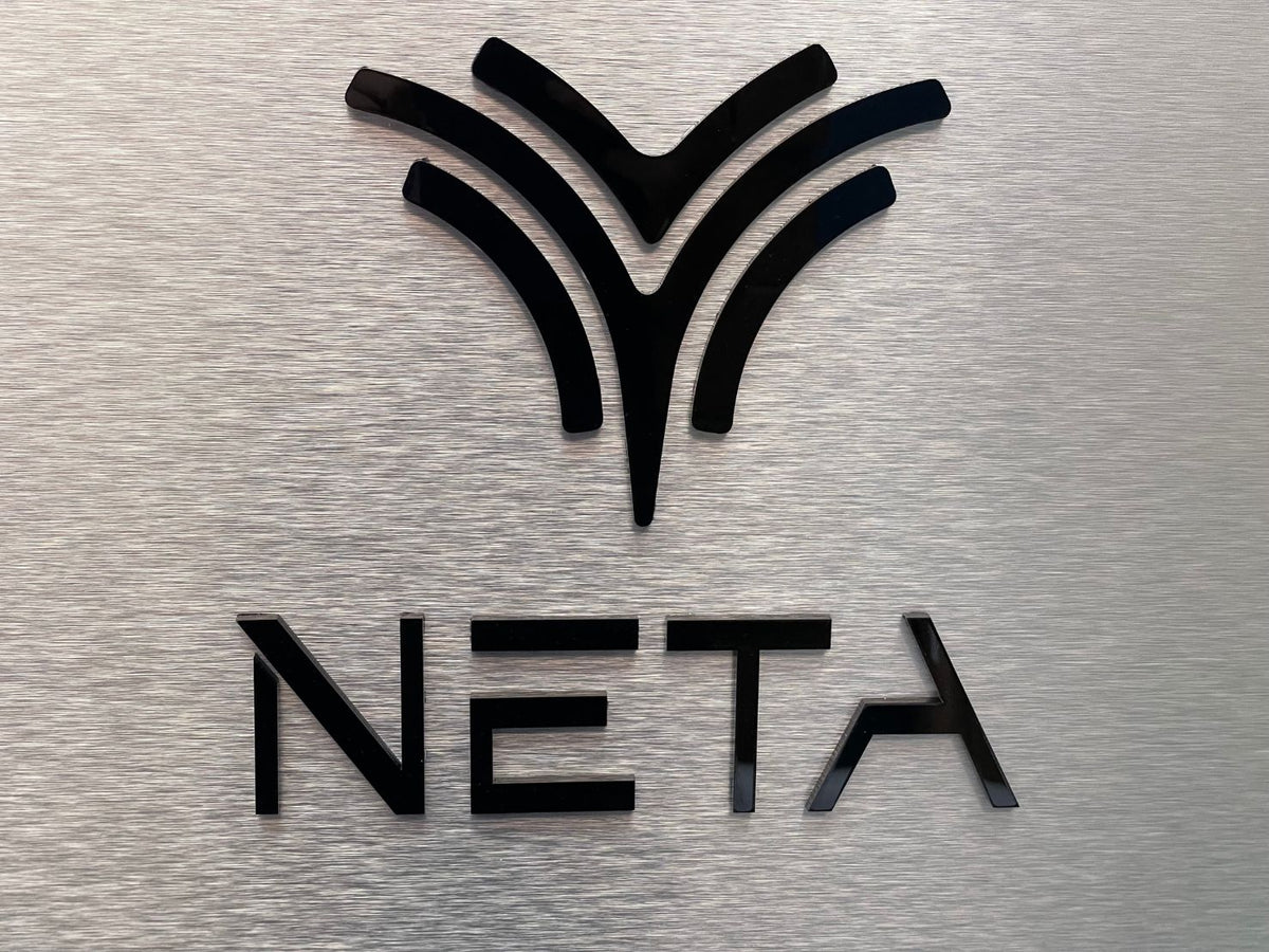 ป้ายไดคัทอะคริลิค ตัวนูน พิมพ์คมชัด ดีไซน์สวยหรู แข็งแรงทนทาน เหมาะสำหรับป้ายบริษัท ป้ายร้านค้า และงานตกแต่งอาคาร