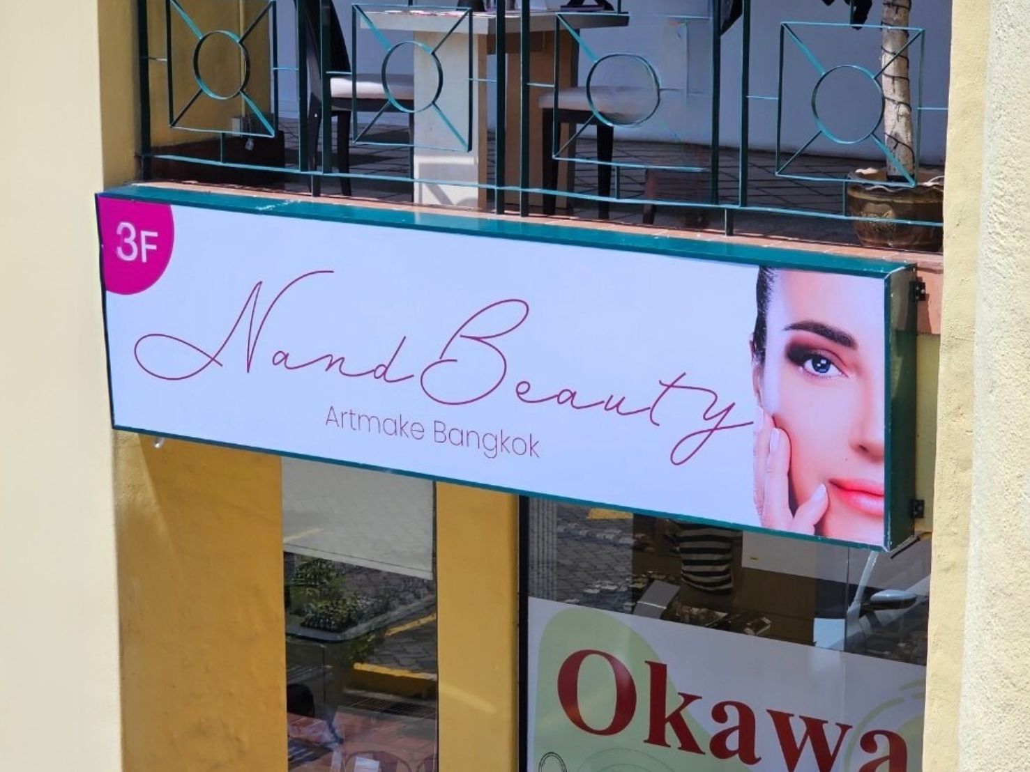 ป้ายกล่องไฟไวนิล และป้ายไฟไวนิลโปร่งแสง Backlit ให้แสงสว่างชัดเจน เหมาะสำหรับงานโฆษณา ป้ายหน้าร้าน และสื่อโปรโมชัน