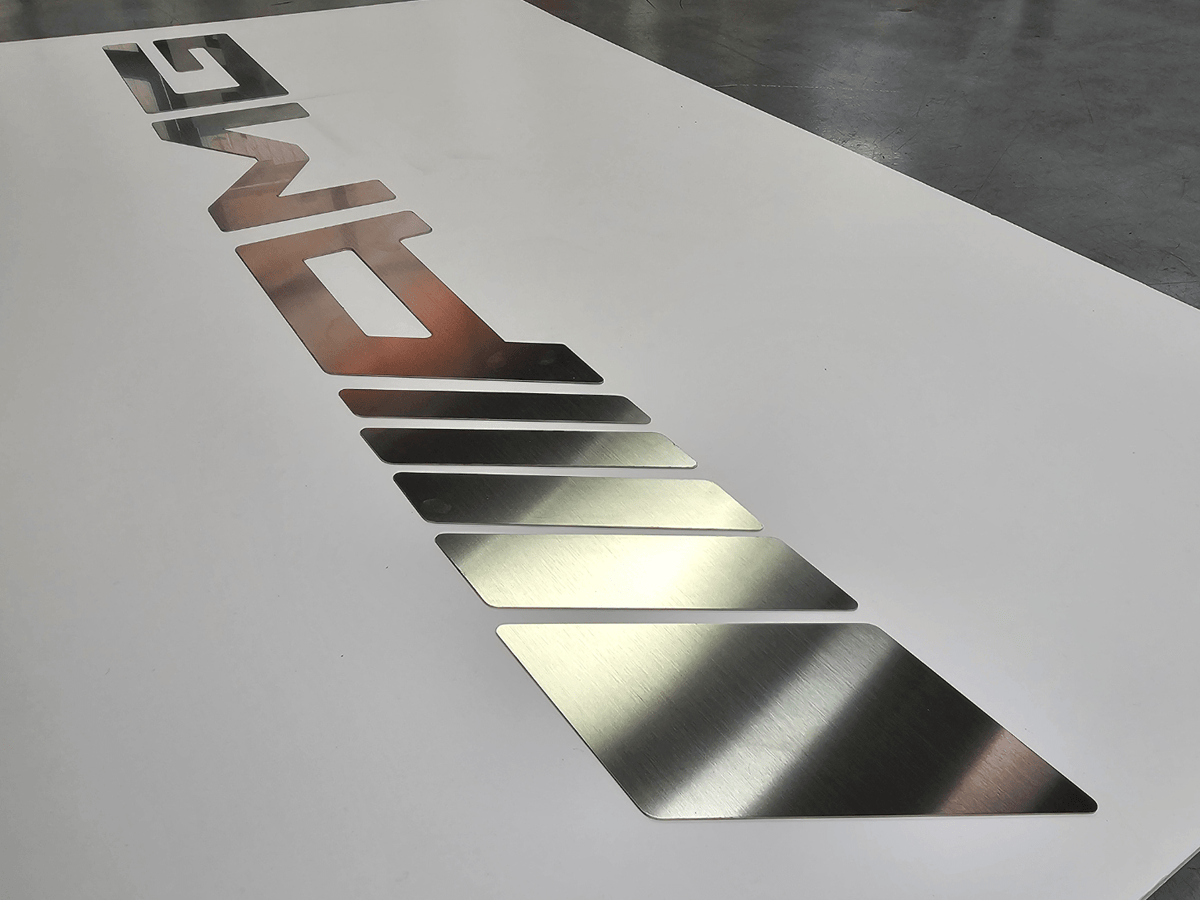 ป้ายสแตนเลสเงินแฮร์ไลน์ ผิวด้านหรูหรา แข็งแรง ทนทาน เหมาะสำหรับป้ายบริษัทและงานตกแต่งอาคาร