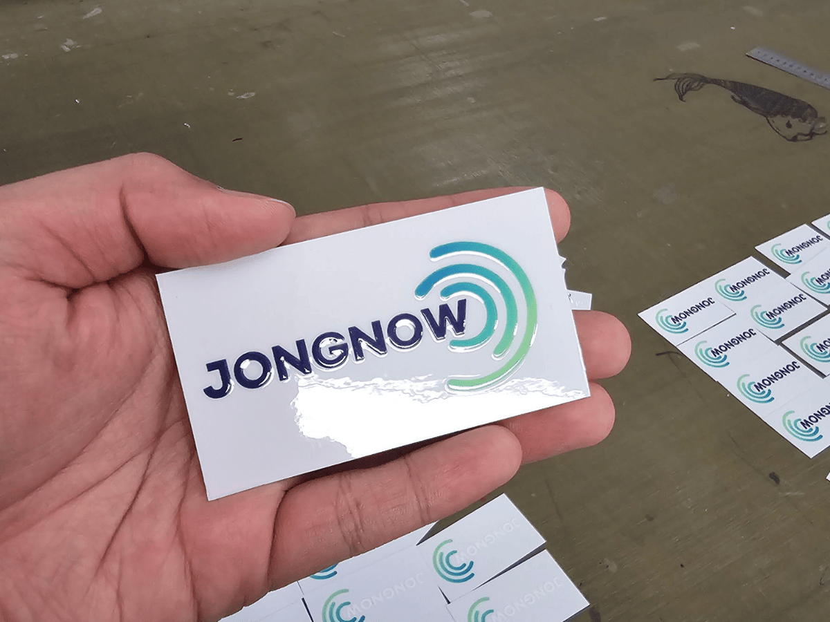 สติ๊กเกอร์ยูวี สกรีนติดสินค้า พิมพ์คมชัด ทนทาน กันน้ำ เหมาะสำหรับฉลากสินค้าและบรรจุภัณฑ์