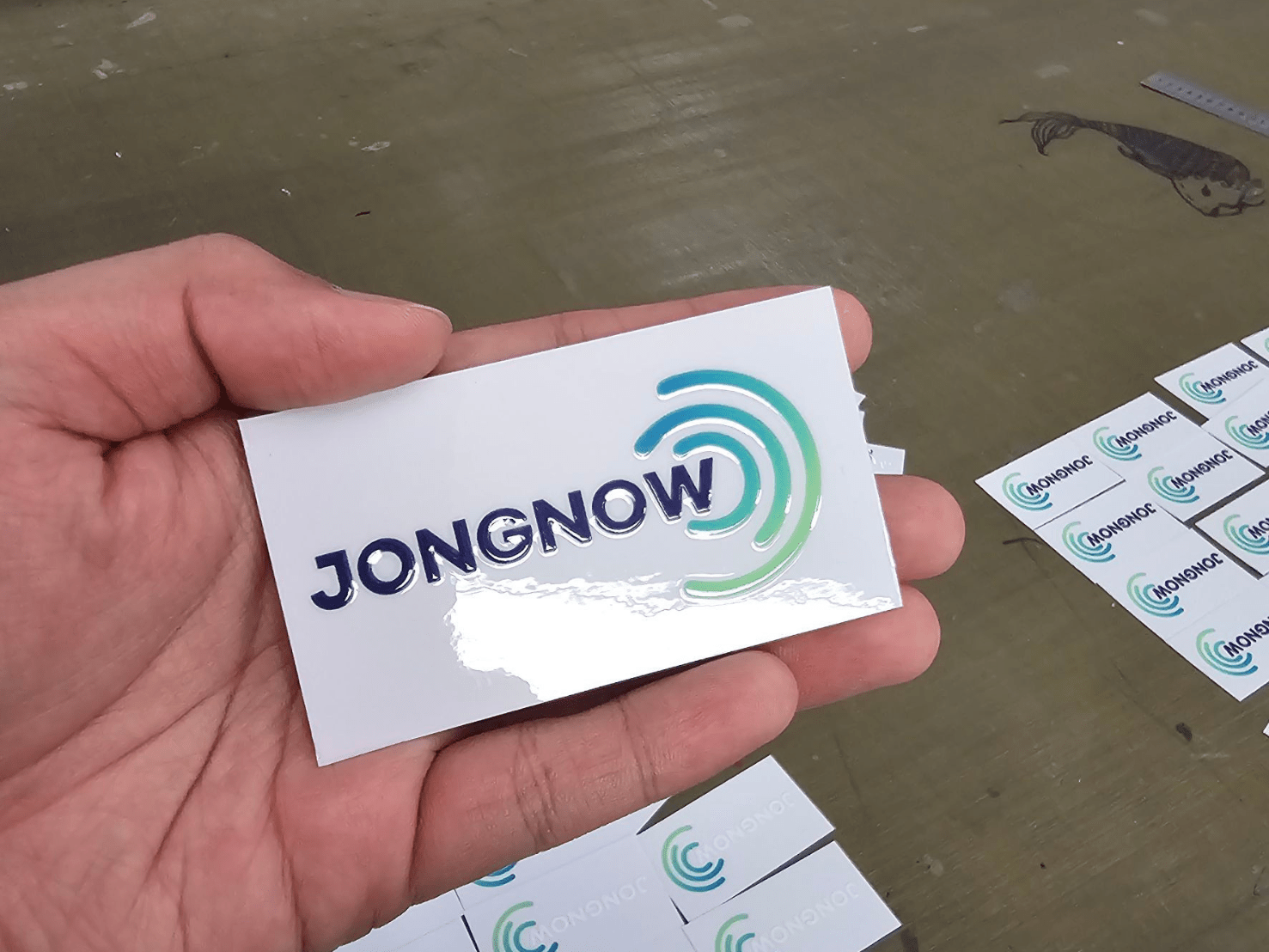 สติ๊กเกอร์ยูวี สกรีนติดสินค้า พิมพ์คมชัด ทนทาน กันน้ำ เหมาะสำหรับฉลากสินค้าและบรรจุภัณฑ์