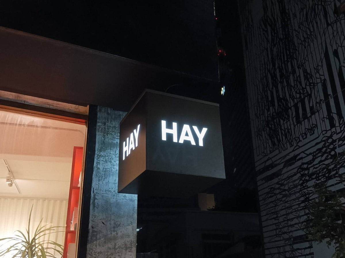 กล่องไฟอะคริลิค ไฟออกรอบป้าย ติดยื่นจากผนัง สว่างชัดเจน เหมาะสำหรับร้านค้าและป้ายหน้าร้าน