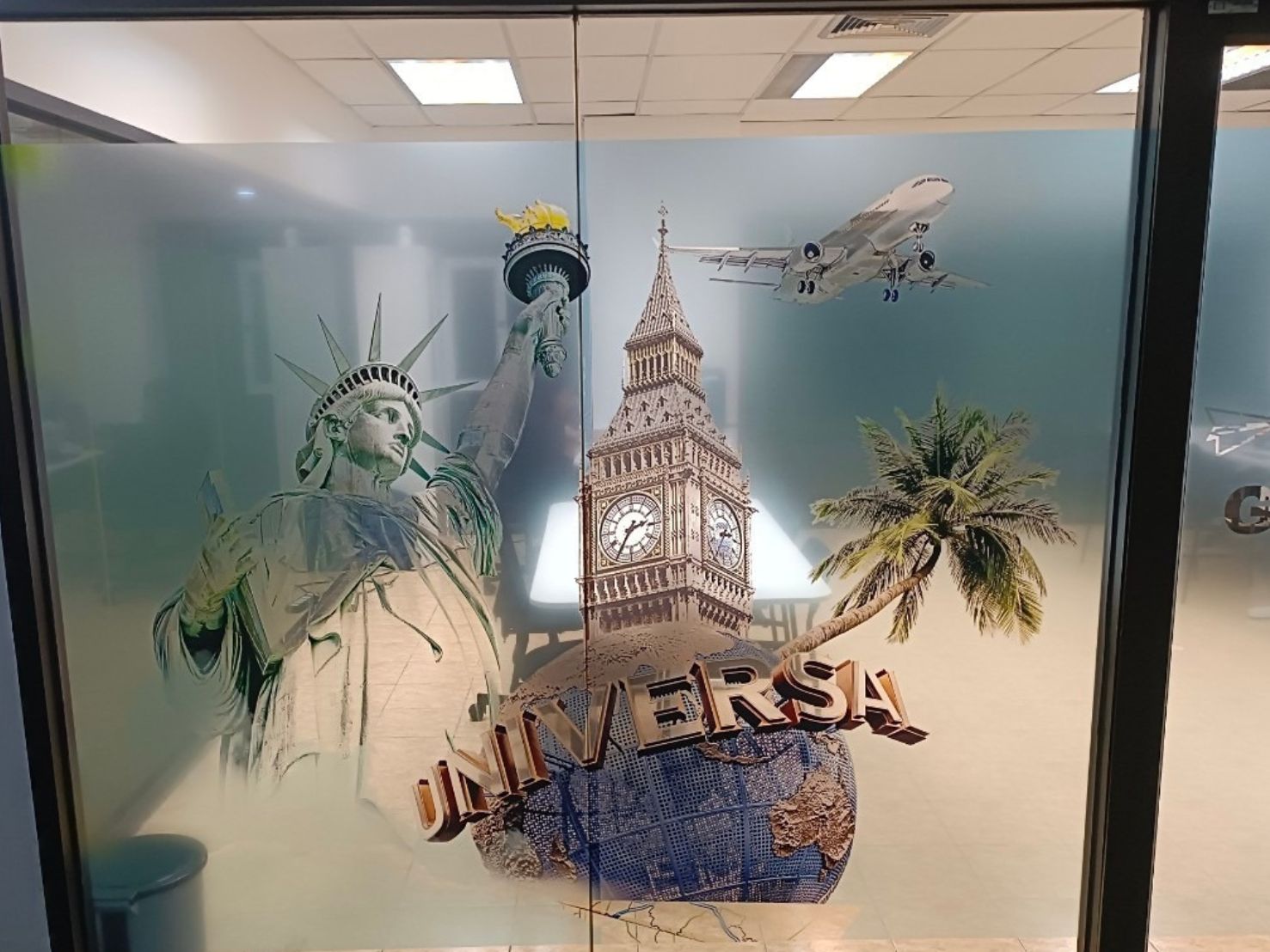 สติ๊กเกอร์ติดกระจก ทึบแสง กันแดด และโปร่งแสง พิมพ์คมชัด ช่วยลดแสงแดด เพิ่มความเป็นส่วนตัว เหมาะสำหรับอาคารและร้านค้า