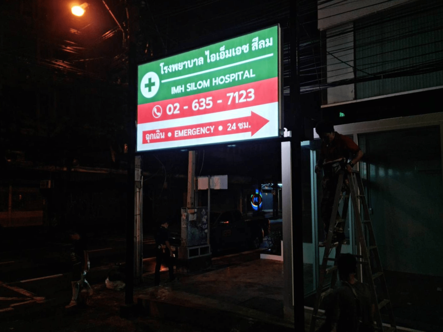 ป้ายเสาคู่ ดีไซน์แข็งแรง ทนทาน เหมาะสำหรับป้ายโครงการ ป้ายหมู่บ้าน และป้ายองค์กร