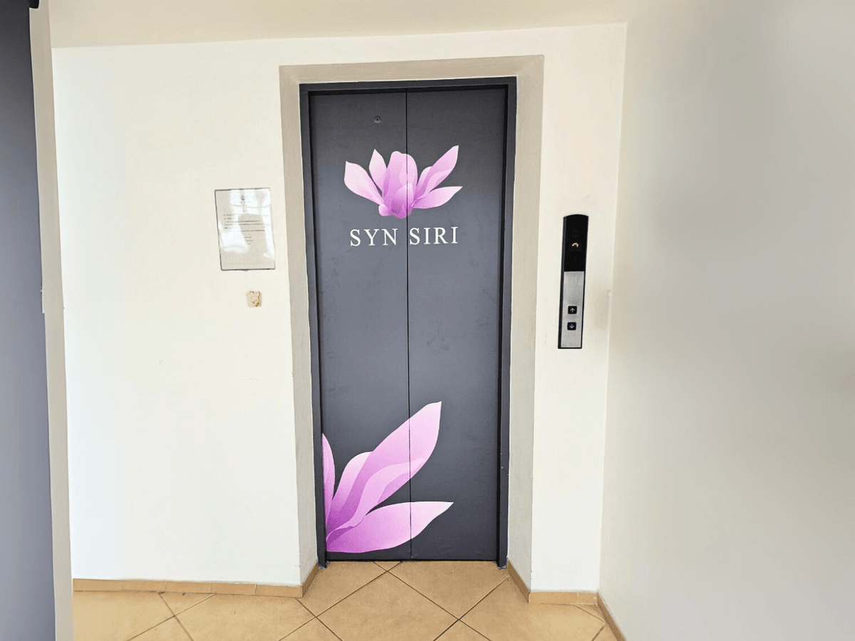 สติ๊กเกอร์ติดลิฟท์ Elevator Sticker พิมพ์คมชัด เหมาะสำหรับงานโฆษณา โปรโมชัน และตกแต่งภายในอาคาร สำนักงาน หรือห้างสรรพสินค้า