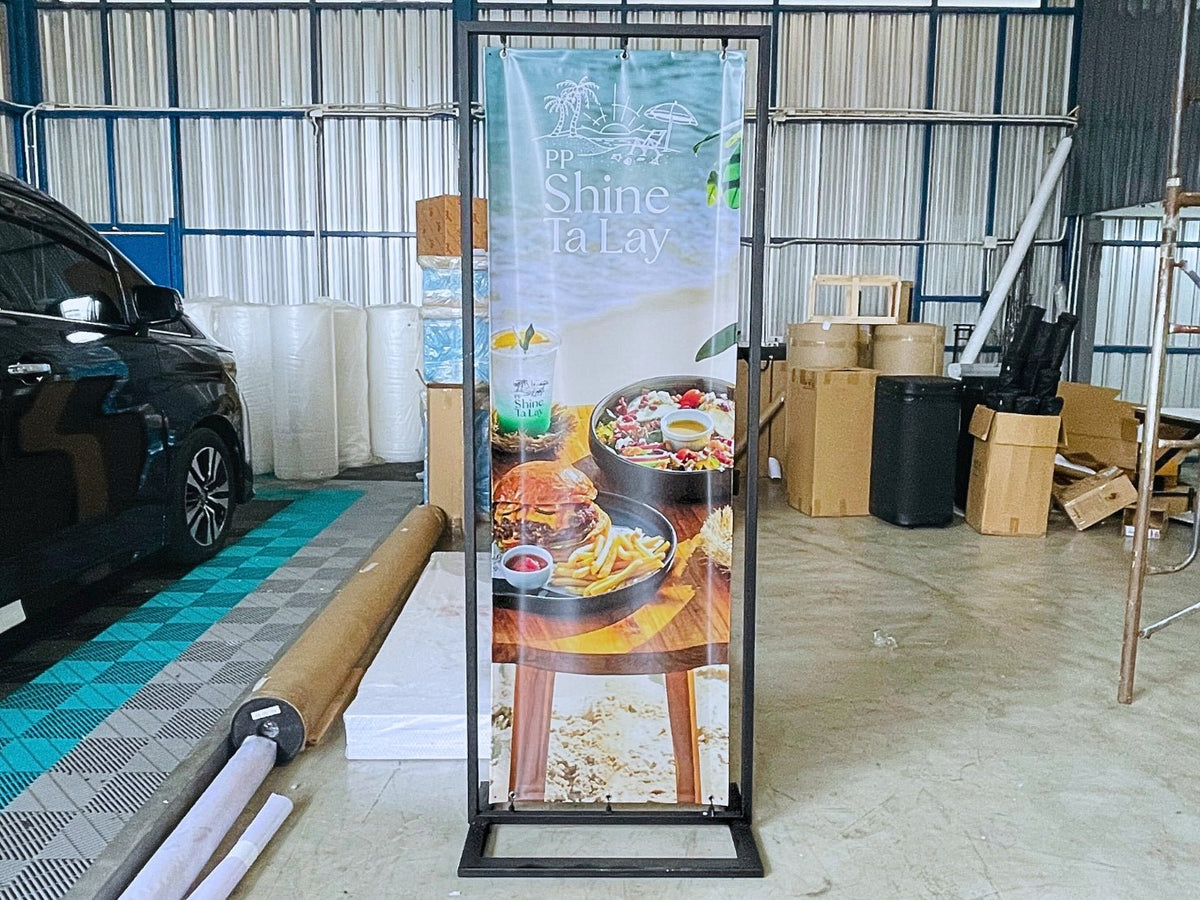 ป้ายไวนิลตั้งพื้นโครงเหล็ก แข็งแรง ทนแดดฝน เหมาะสำหรับงานอีเวนต์ ป้ายประชาสัมพันธ์ และโครงการ