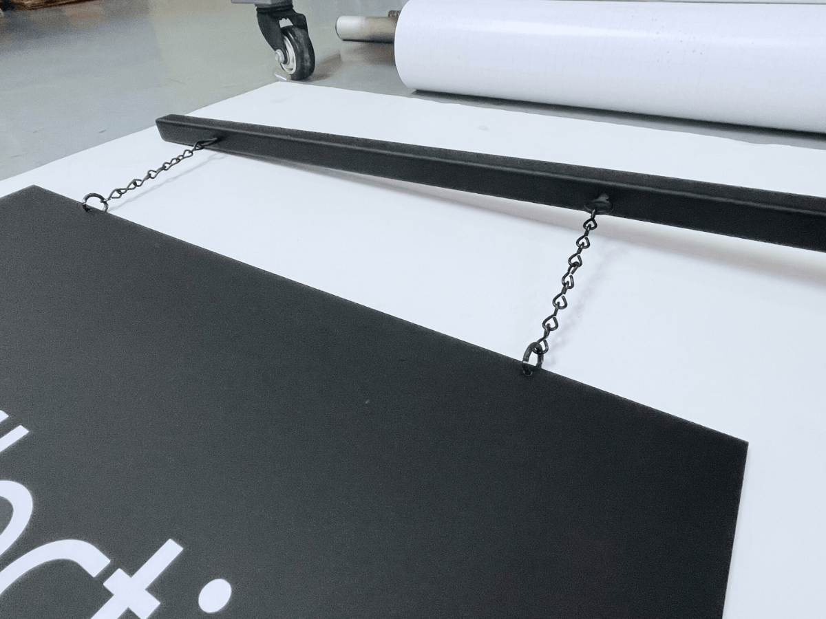 ป้ายห้อย ยื่นจากผนัง