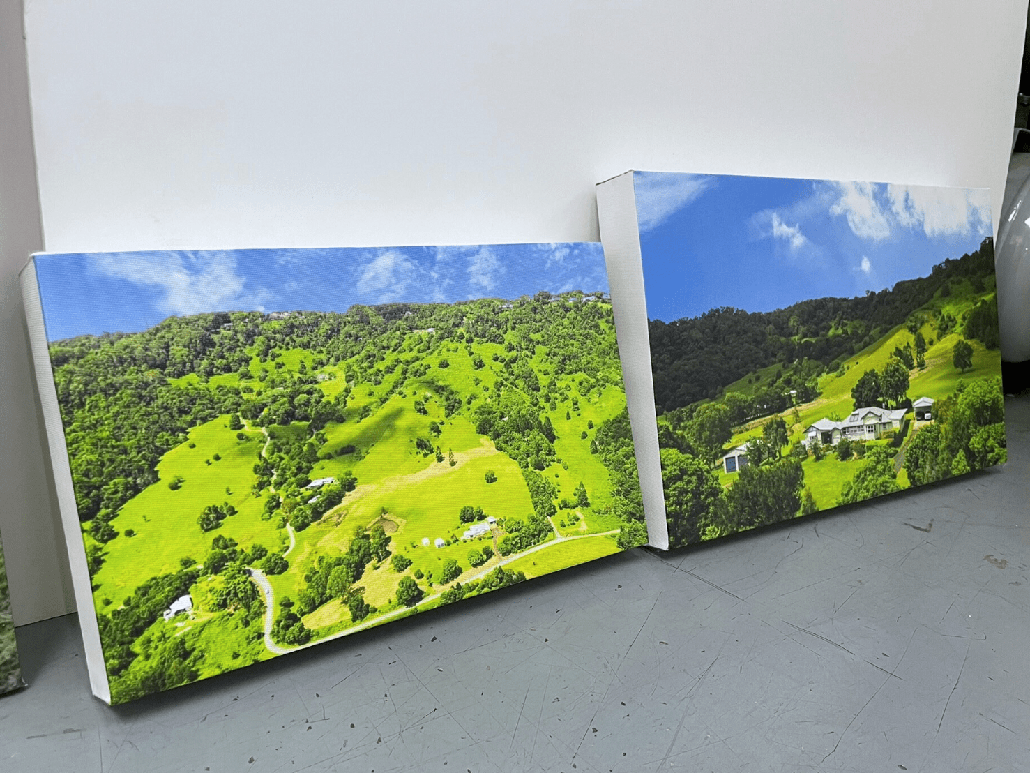 รูปติดผนัง ภาพแคนวาส และรูปกรอบลอย พิมพ์คมชัด สีสวยทนทาน เหมาะสำหรับตกแต่งบ้าน ร้านค้า และออฟฟิศ