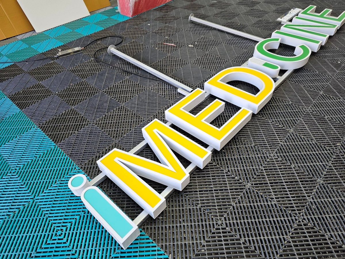 ป้ายไฟร้านยา ดีไซน์ชัดเจน มองเห็นง่าย เหมาะสำหรับร้านขายยาและธุรกิจการแพทย์