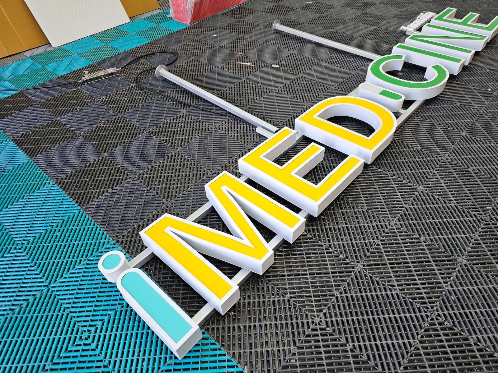 ป้ายไฟ ร้านยา ดีไซน์ชัดเจน มองเห็นง่าย เหมาะสำหรับร้านขายยาและธุรกิจการแพทย์