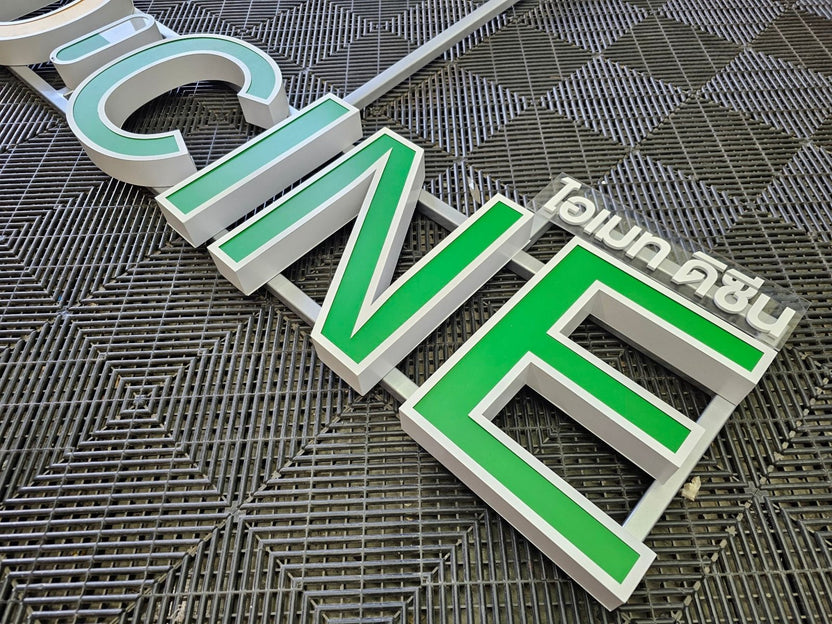 ป้ายไฟร้านยา ดีไซน์ชัดเจน มองเห็นง่าย เหมาะสำหรับร้านขายยาและธุรกิจการแพทย์