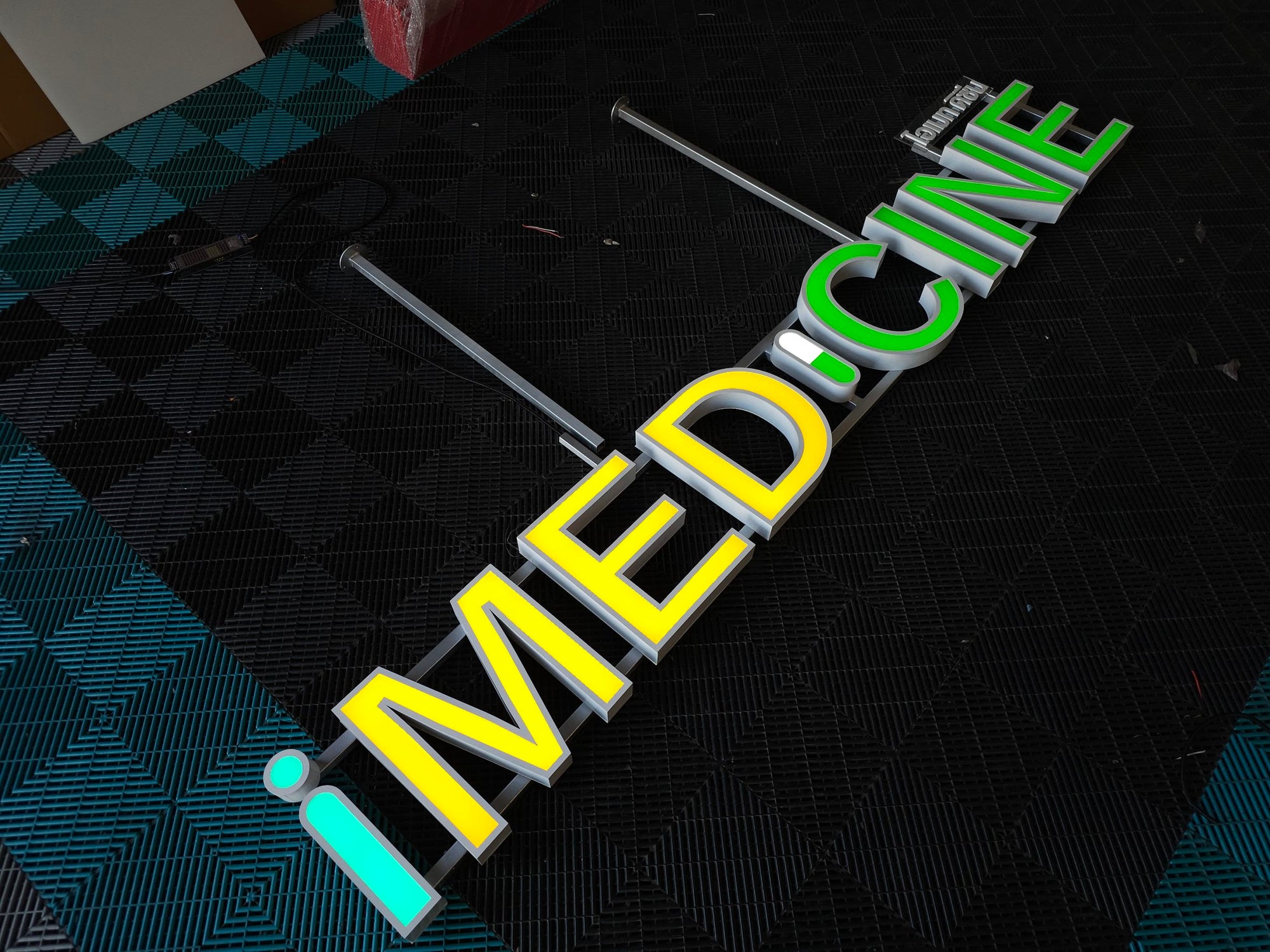 ป้ายไฟ ร้านยา iMedicine สีเหลืองเขียวสว่างสดใส