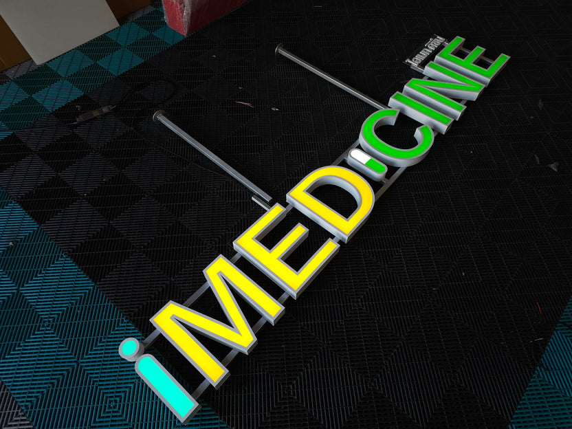 ป้ายไฟ ร้านยา iMedicine สีเหลืองเขียวสว่างสดใส