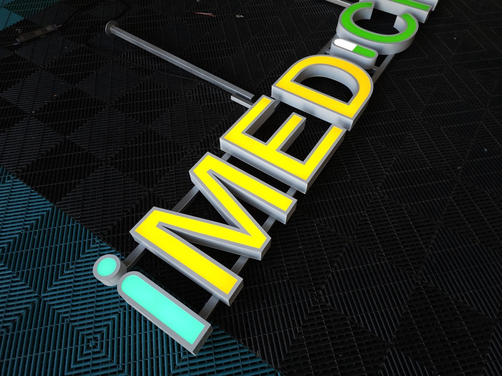 ป้ายไฟ ร้านยา ดีไซน์ชัดเจน มองเห็นง่าย เหมาะสำหรับร้านขายยาและธุรกิจการแพทย์