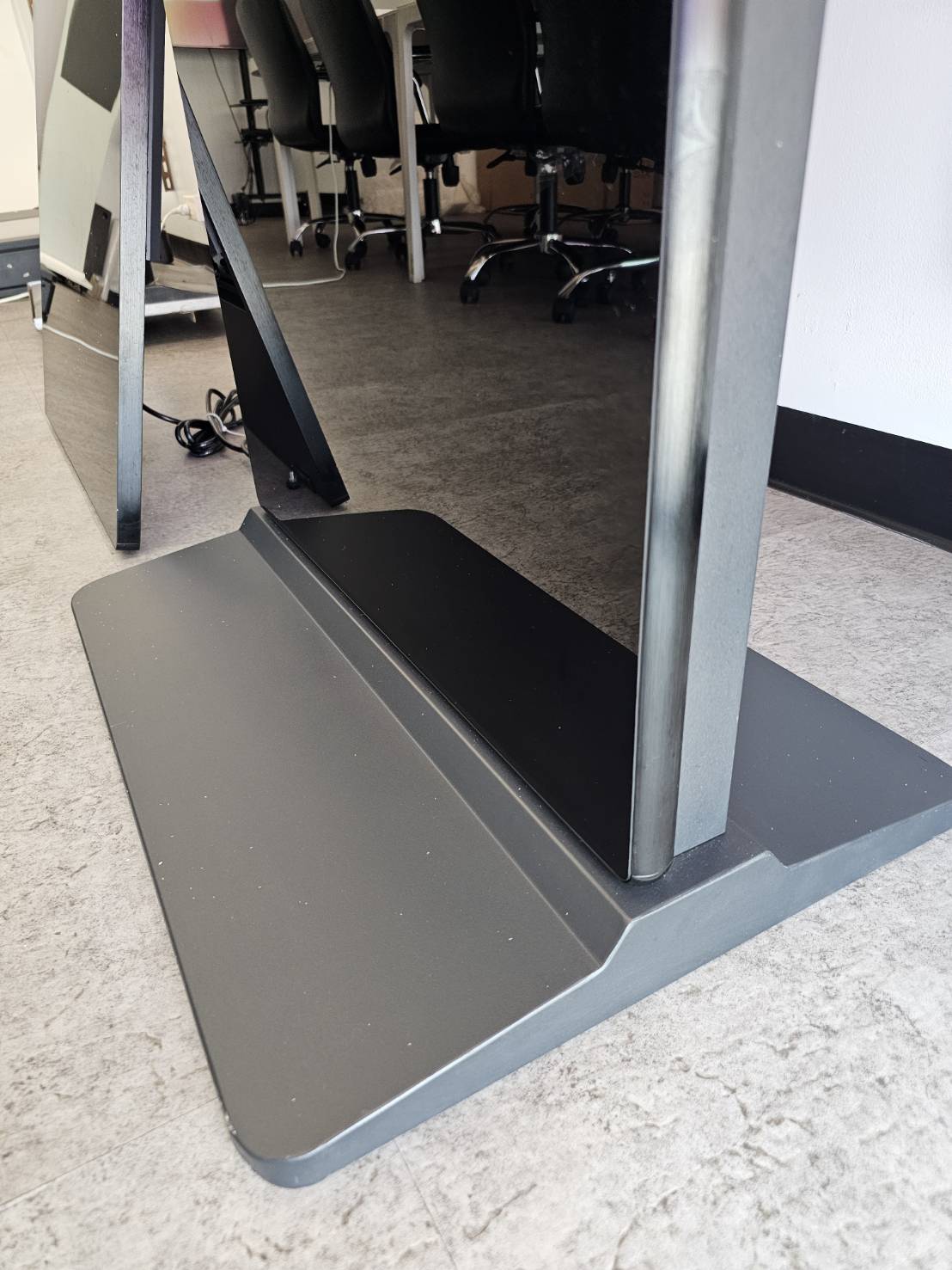 Kiosk Display ป้ายตั้งโฆษณาดิจิตอล - Octopus Media Solutions ส่วนประกอบภายในบูธ Digital Signage