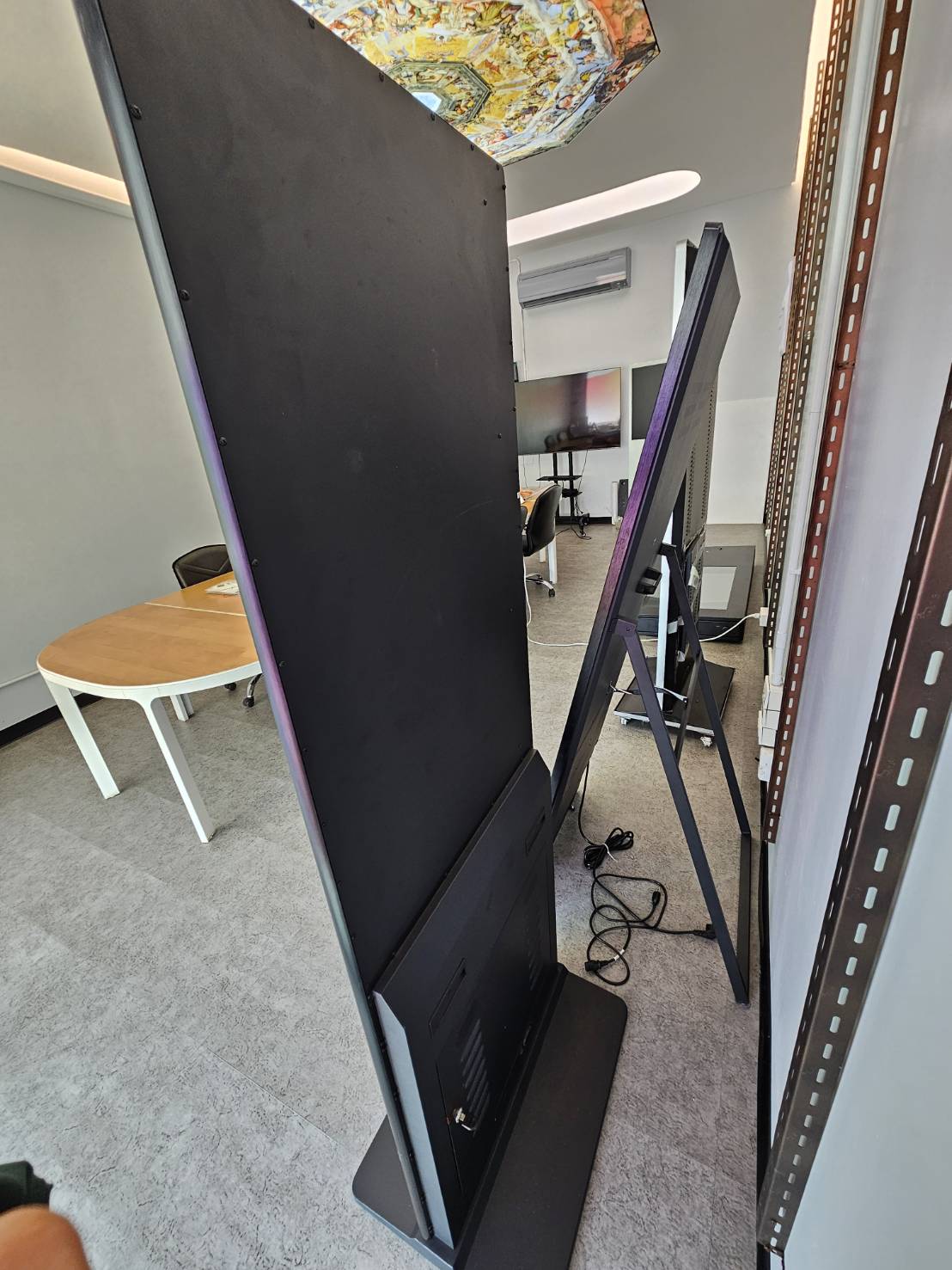 Kiosk Display ป้ายตั้งโฆษณาดิจิตอล - Octopus Media Solutions ส่วนประกอบภายในบูธ Digital Signage