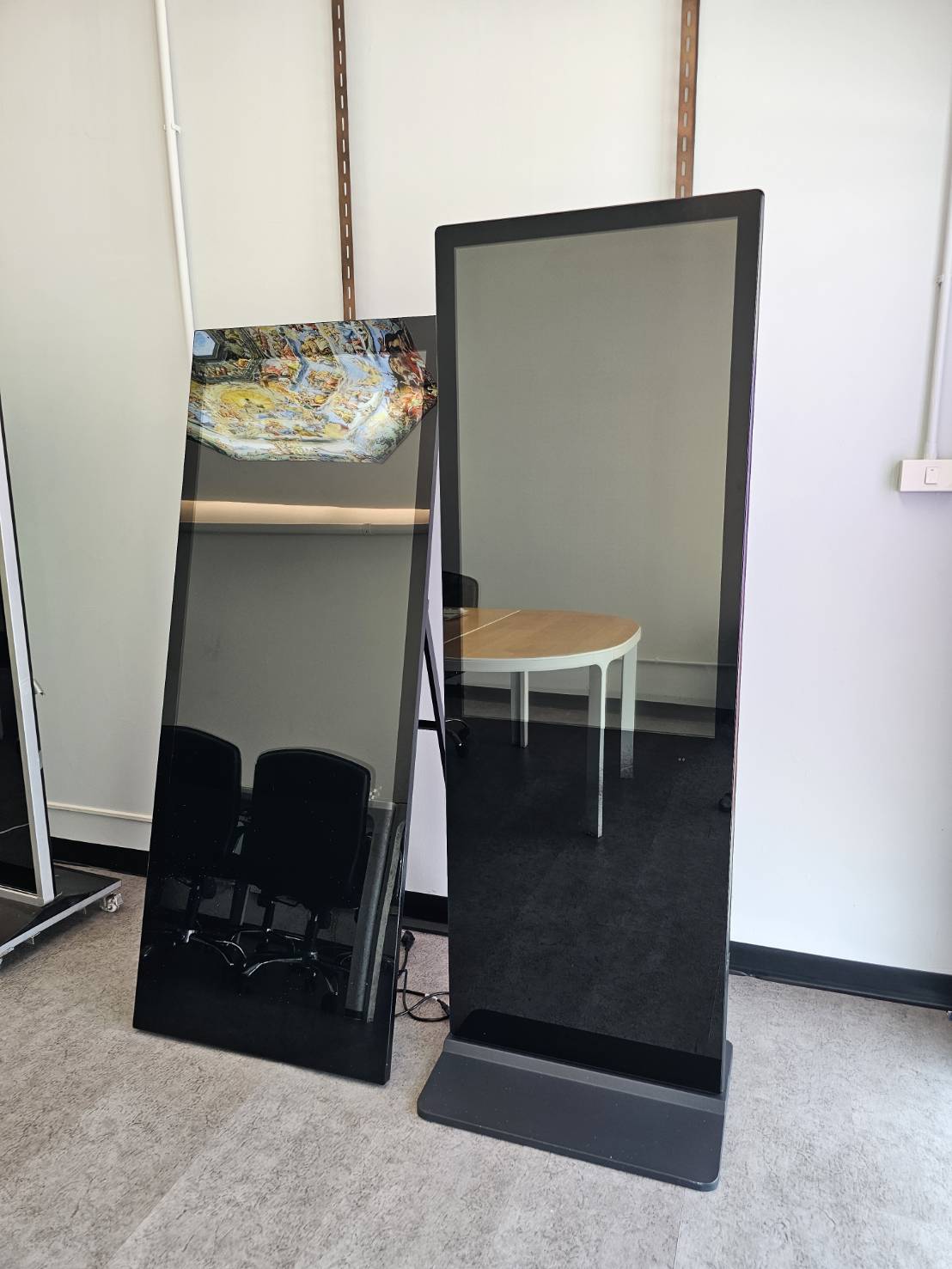 Kiosk Display ป้ายตั้งโฆษณาดิจิตอล - Octopus Media Solutions ส่วนประกอบภายในบูธ Digital Signage