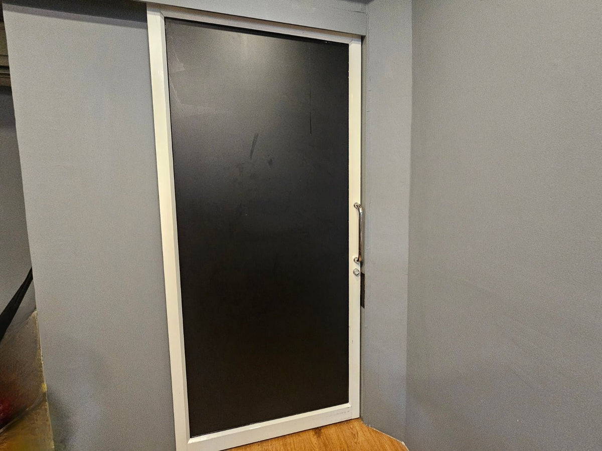 สติ๊กเกอร์ทึบแสง พิมพ์คมชัด กันแสง เหมาะสำหรับปิดบังพื้นที่ และงานโฆษณากลางแจ้ง