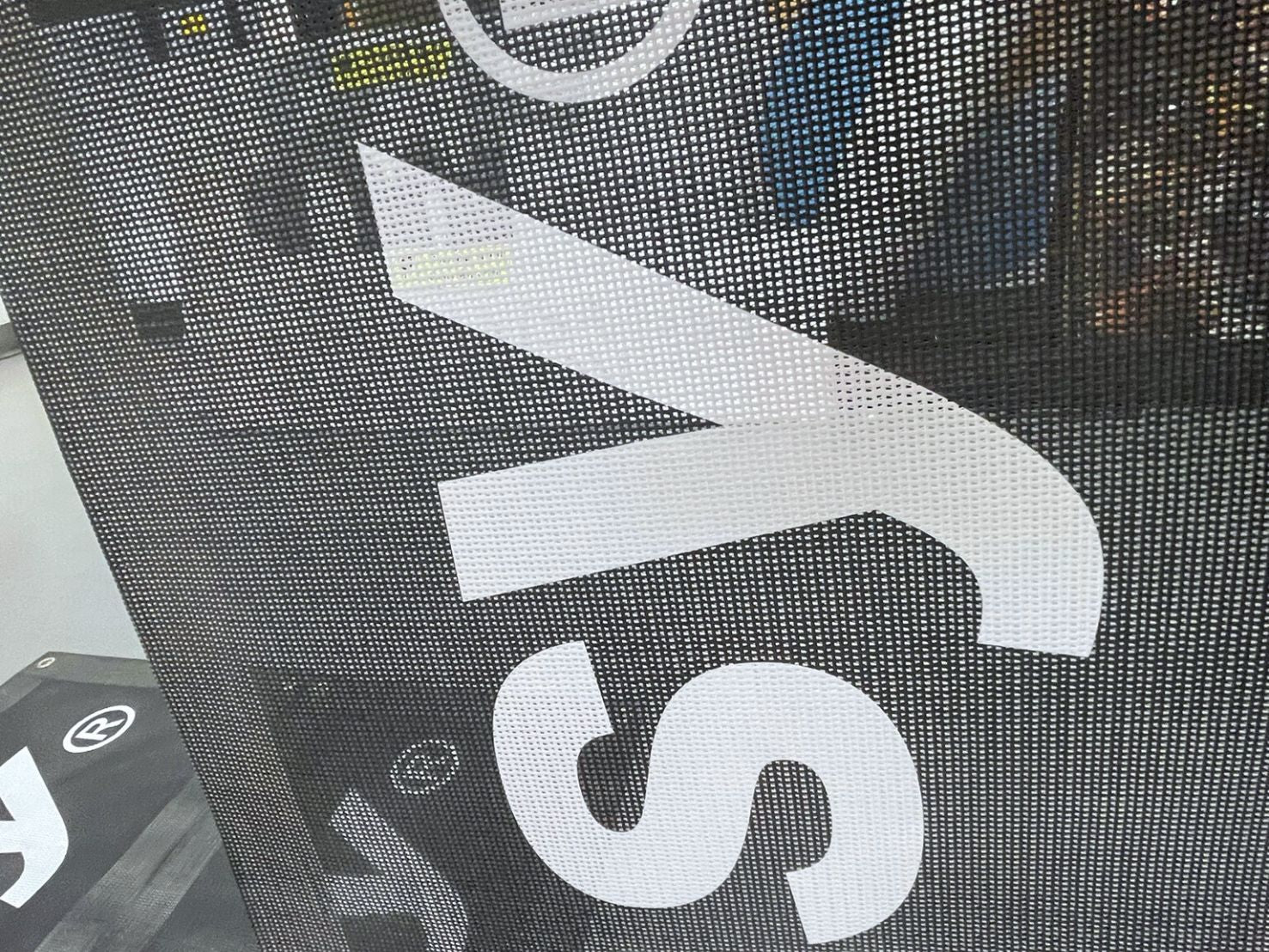 กระเป๋าตาข่ายดำตัวอักษร s y สีขาวตัวหนา