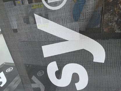 กระเป๋าตาข่ายดำตัวอักษร s y สีขาวตัวหนา