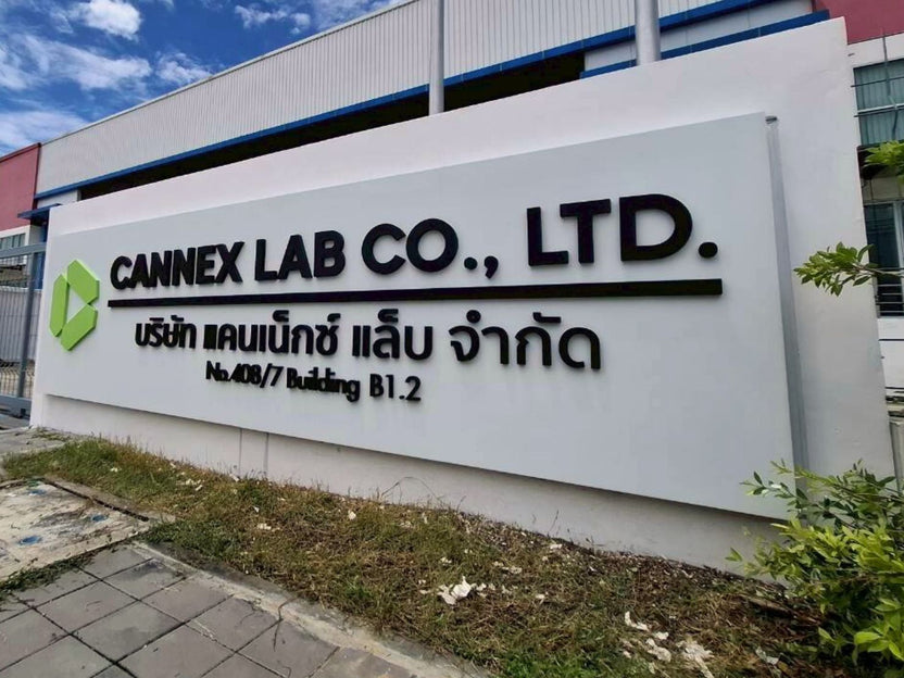 ป้ายชื่อบริษัท หน้างานทางเข้าบริษัท อักษรโลหะพ่นสี พื้นหลังป้ายคอมโพสิต