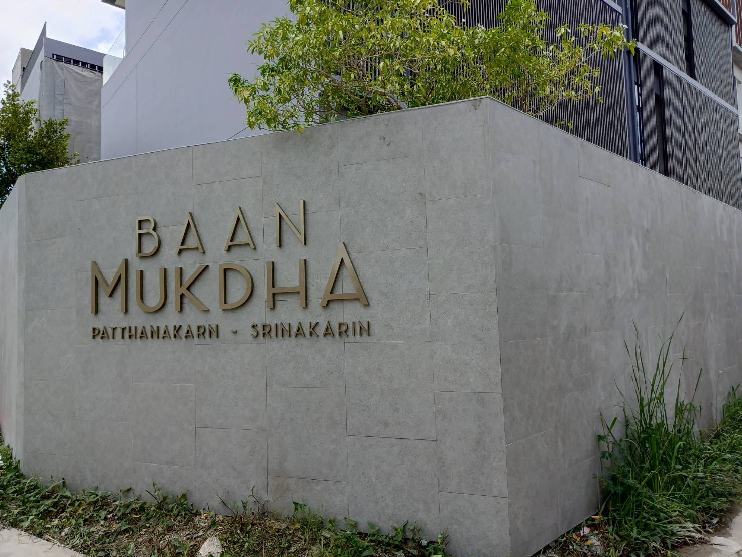 ป้ายสแตนเลสทองแชมเปญ หรูหรา แข็งแรง ทนทาน เหมาะสำหรับป้ายบริษัท ร้านค้า และอาคารสำนักงาน