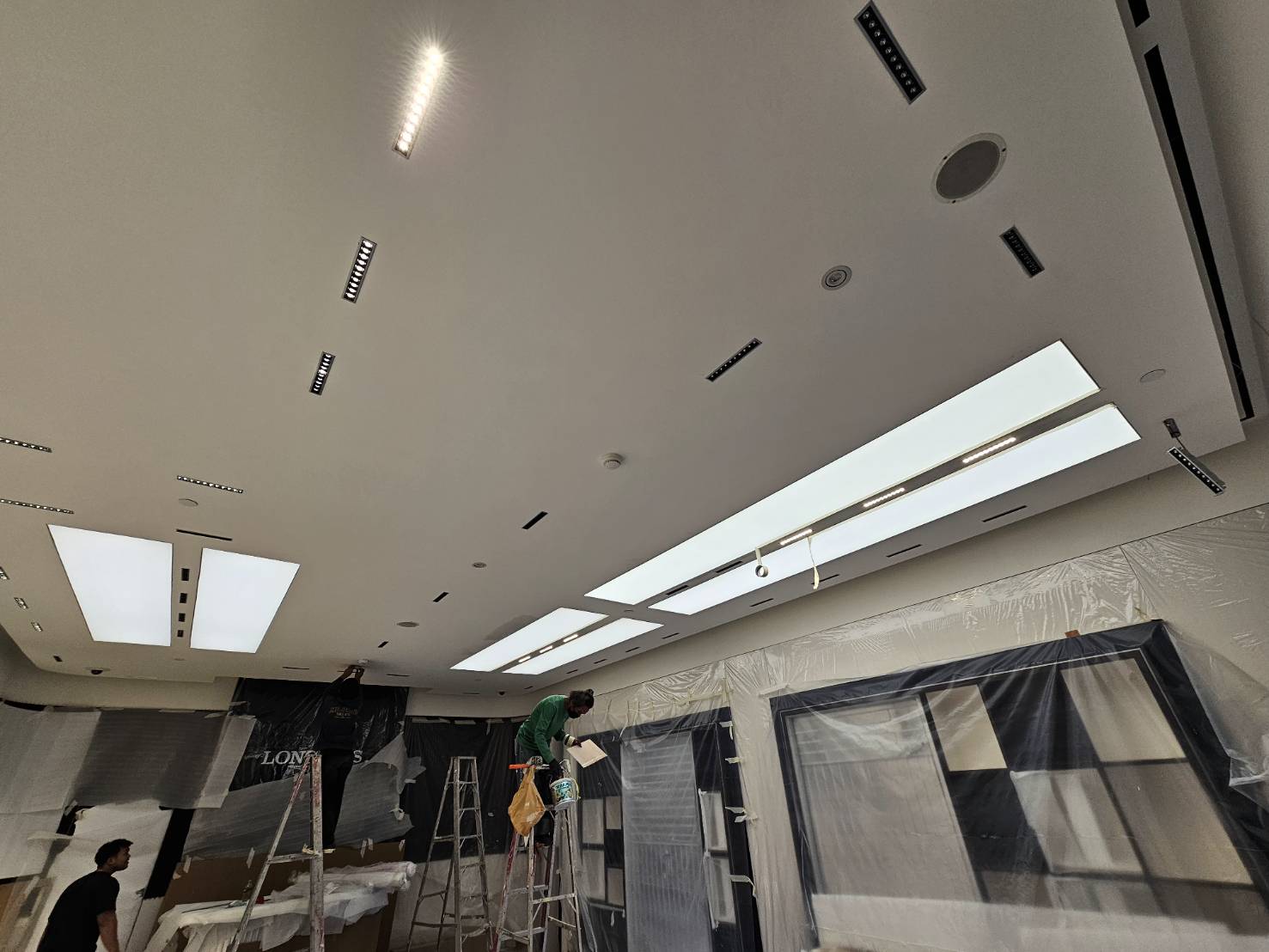 ฝ้ากล่องไฟผ้าบารีซอล Barrisol Stretched Ceiling กระจายแสงนุ่มนวล ดีไซน์หรูหรา เหมาะสำหรับออฟฟิศ ห้างสรรพสินค้า และโชว์รูม