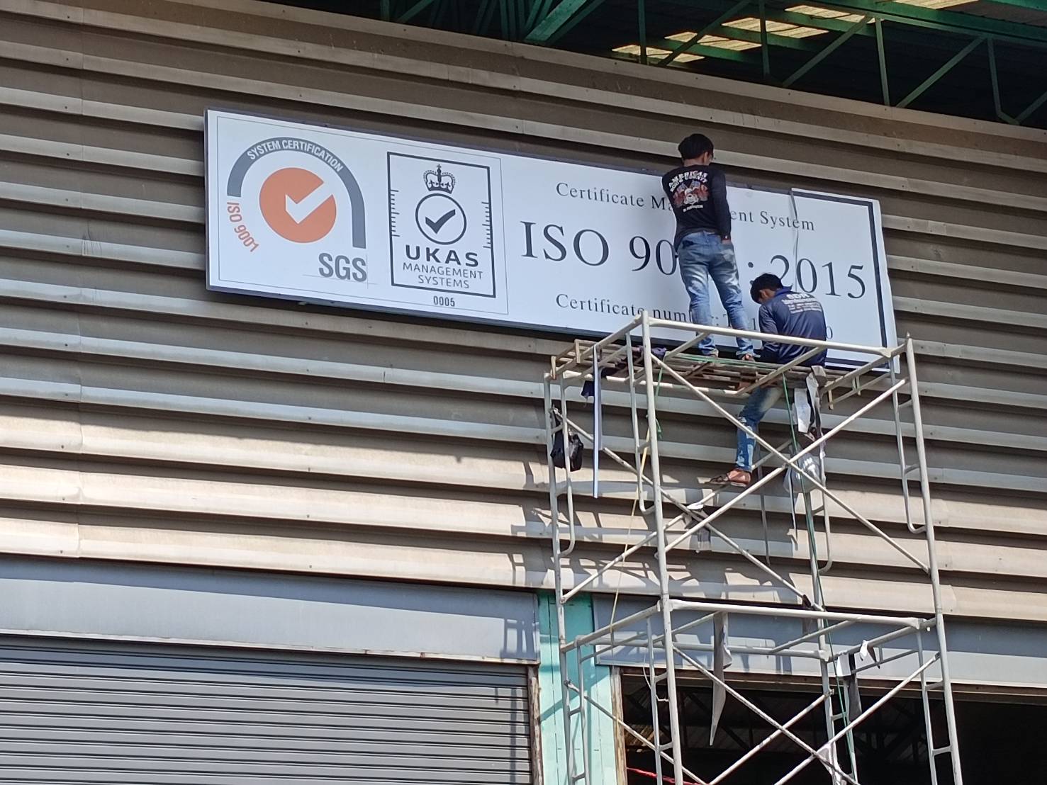 ติดตั้งป้ายตั้งนั่งร้าน แข็งแรง ปลอดภัย เหมาะสำหรับอาคารสูง งานก่อสร้าง และป้ายขนาดใหญ่