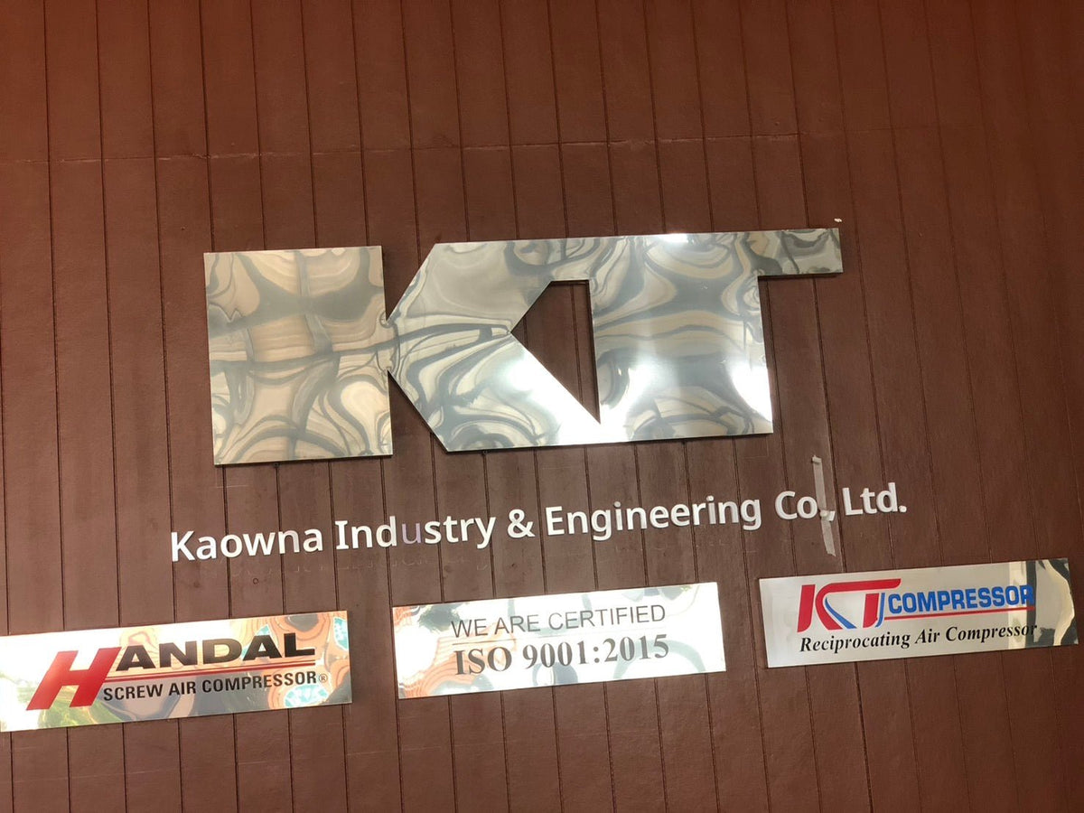 ป้ายชื่อบริษัทสแตนเลสเงินเงา เงาสวย ทนทาน เหมาะสำหรับอาคารสำนักงานและองค์กรธุรกิจ