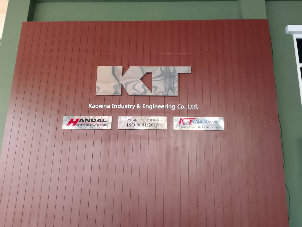 ป้ายชื่อบริษัทสแตนเลสเงินเงา เงาสวย ทนทาน เหมาะสำหรับอาคารสำนักงานและองค์กรธุรกิจ