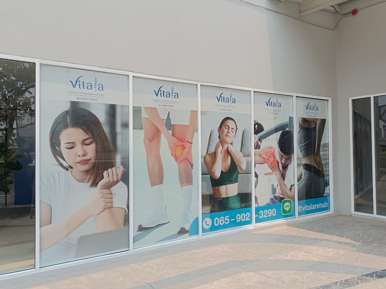 สติ๊กเกอร์ซีทรู See-through One Way Vision มองทะลุจากด้านในได้ พิมพ์คมชัด เหมาะสำหรับติดกระจกอาคารและรถยนต์