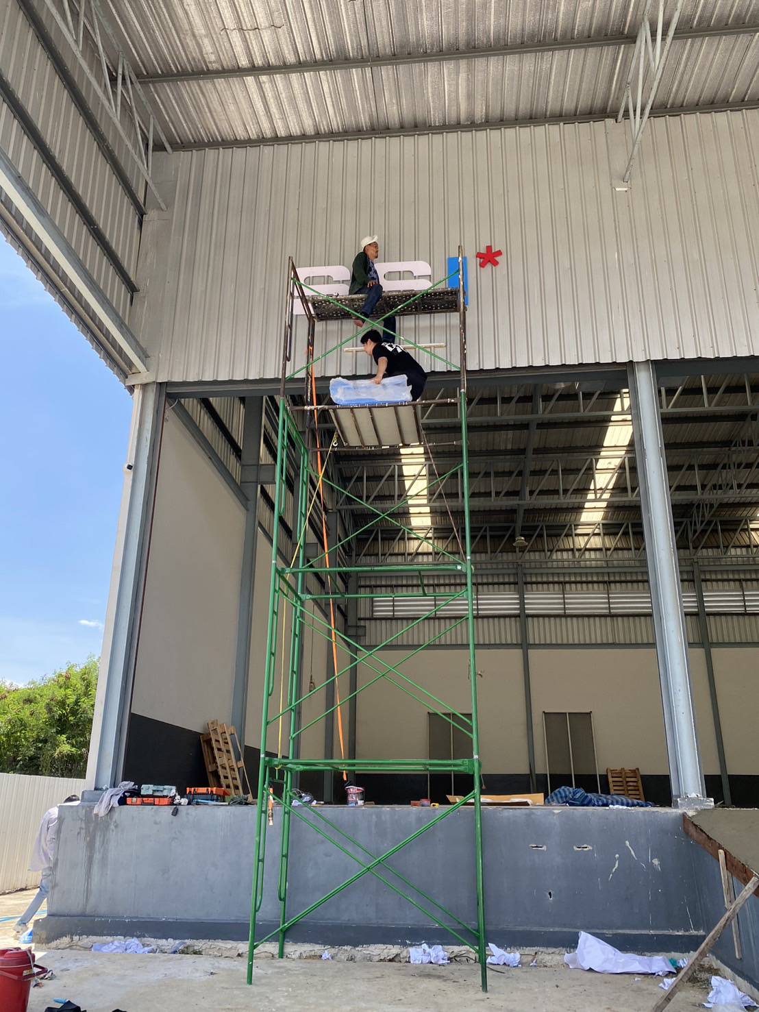 ติดตั้งป้ายตั้งนั่งร้าน แข็งแรง ปลอดภัย เหมาะสำหรับอาคารสูง งานก่อสร้าง และป้ายขนาดใหญ่