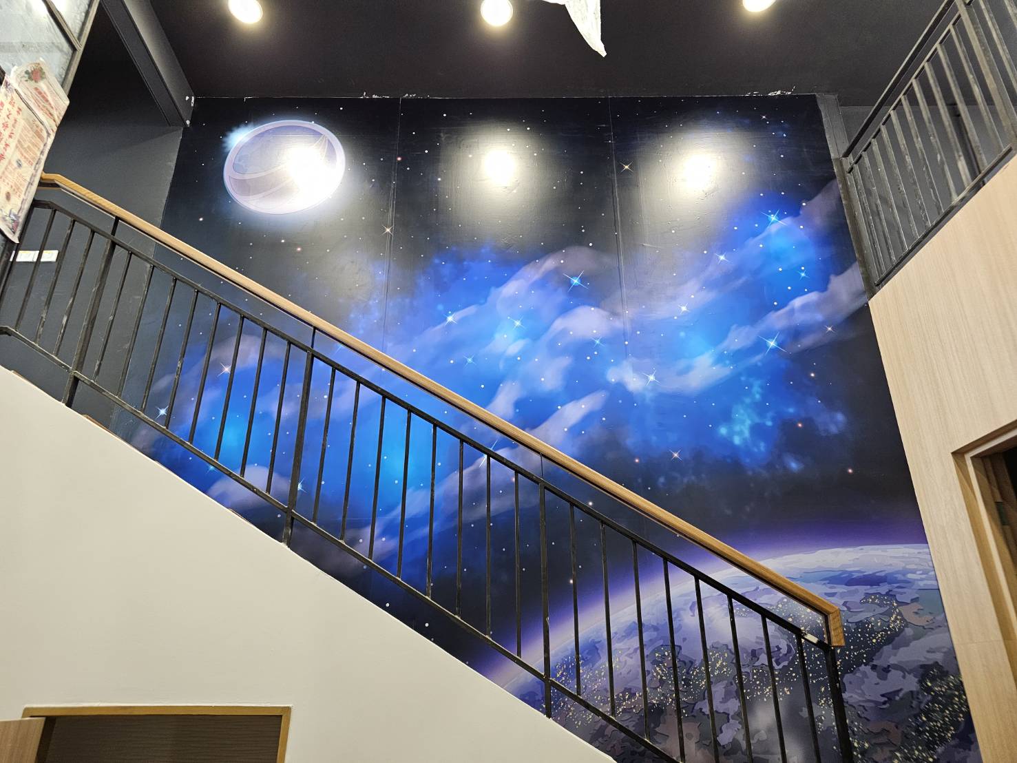 สติ๊กเกอร์ติดผนังปูน และสติ๊กเกอร์ตกแต่ง พิมพ์ลายคมชัด ติดตั้งง่าย เหมาะสำหรับตกแต่งบ้าน ร้านค้า และออฟฟิศ