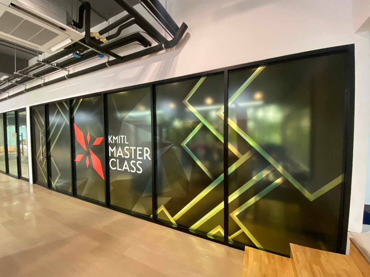 สติ๊กเกอร์ใสติดกระจก โปร่งใส พิมพ์คมชัด เหมาะสำหรับโชว์รูม ร้านค้า และงานตกแต่งอาคาร