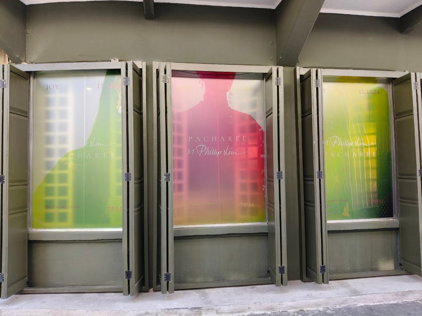 สติ๊กเกอร์ติดกระจก ทึบแสง กันแดด และโปร่งแสง พิมพ์คมชัด ช่วยลดแสงแดด เพิ่มความเป็นส่วนตัว เหมาะสำหรับอาคารและร้านค้า