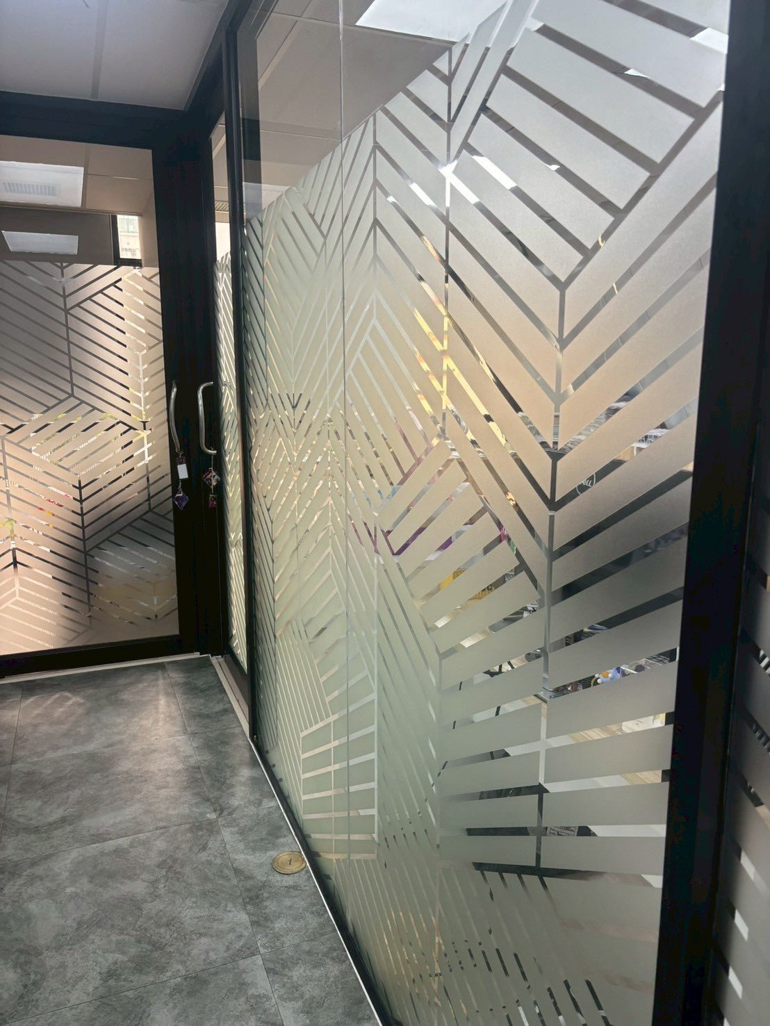 สติ๊กเกอร์ฝ้า ฉลุไดคัท ติดกระจก ลวดลายคมชัด เหมาะสำหรับออฟฟิศ ร้านค้า และงานตกแต่งกระจก