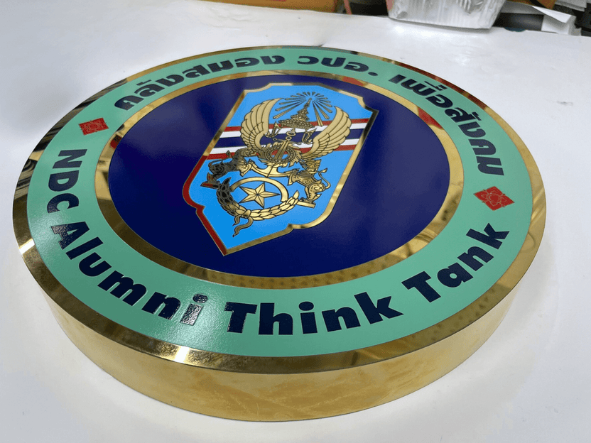 ป้ายสแตนเลสกัดกรด Etched Stainless Signage ตัวอักษรคมชัด หรูหรา ทนทาน เหมาะสำหรับป้ายบริษัท องค์กร และอาคาร