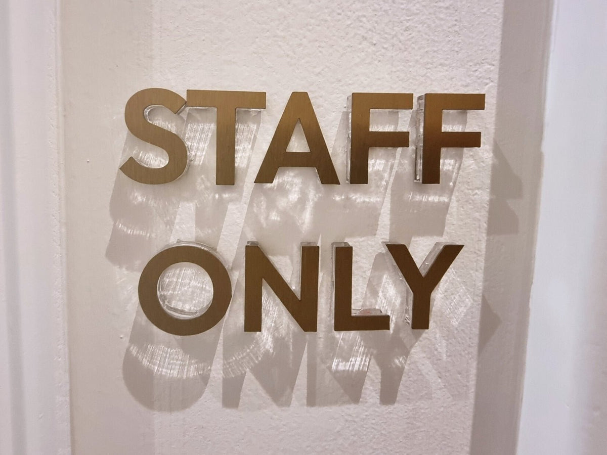 อักษรสแตนเลสทองแฮร์ไลน์ หรูหรา ทนทาน เหมาะสำหรับป้ายบริษัท ร้านค้า และงานตกแต่งอาคาร