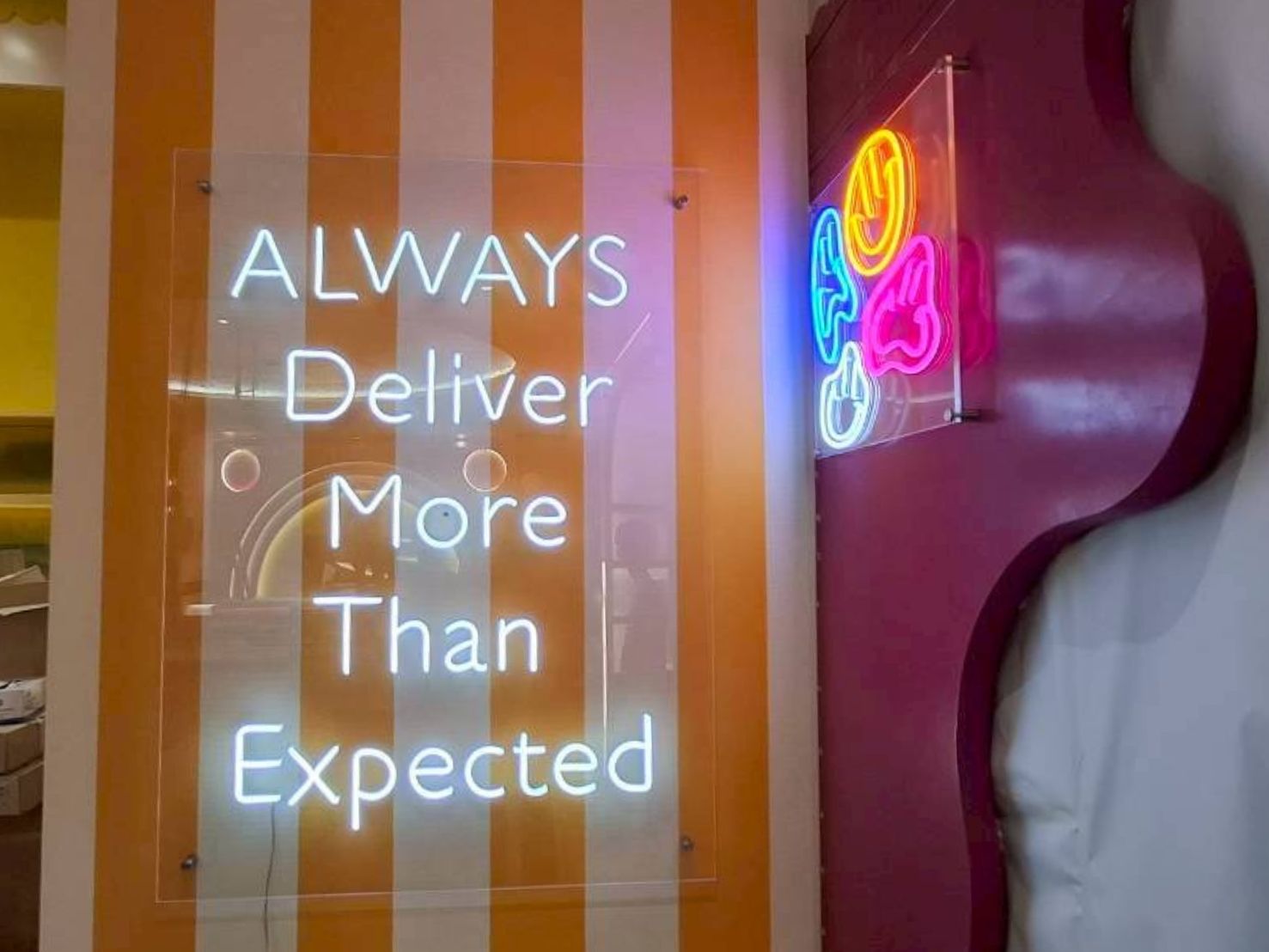 ป้ายไฟนีออน Neon Flex ติดผนัง งานตกแต่งร้านและบูธ