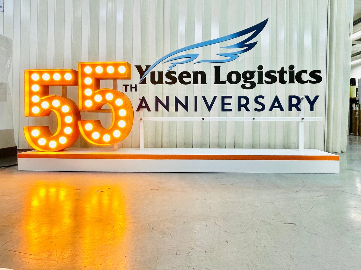 ป้ายโลโก้ตั้งพื้น และป้ายตั้งประกอบฉากถ่ายรูป ดีไซน์สวยสะดุดตา เหมาะสำหรับงานอีเวนต์ งานเปิดตัวสินค้า และการโปรโมทร้านค้า