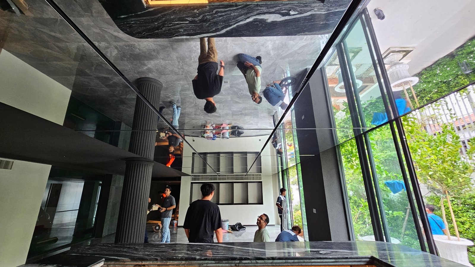ฝ้า Mirror Stretch Ceiling กระจายแสงสวยหรู ผิวเงากระจก เหมาะสำหรับโชว์รูม โรงแรม และอาคารหรู